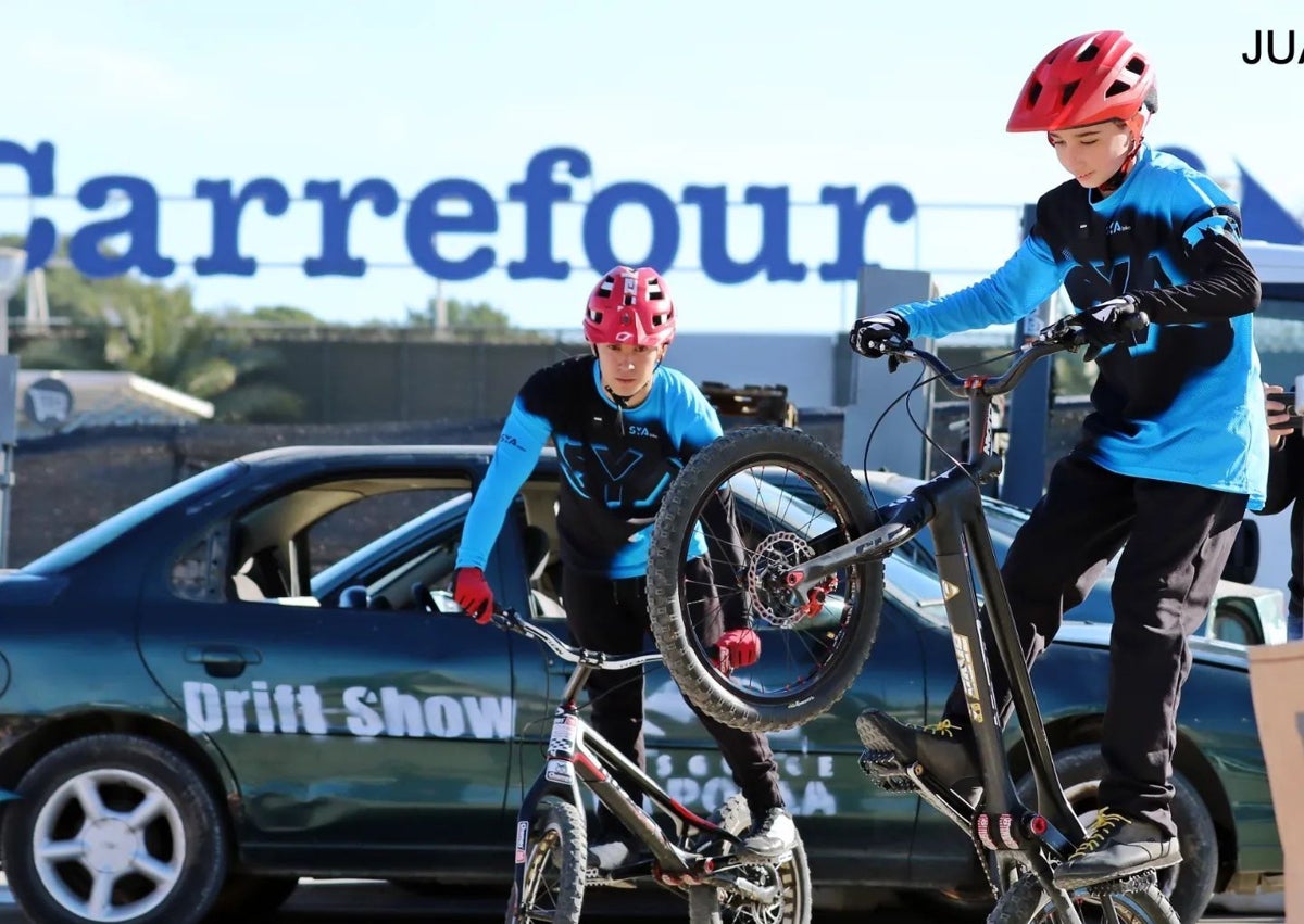 Imagen secundaria 1 - Una exhibición con el motociclista Rubén Sevilla, en el circuito de Cheste. Parte del Drift Show Level 3 que celebró en el centro comercial Gran Turia de Valencia el 4 de febrero y, Atila, con su perro Voyka, en el Ricardo Tormo.