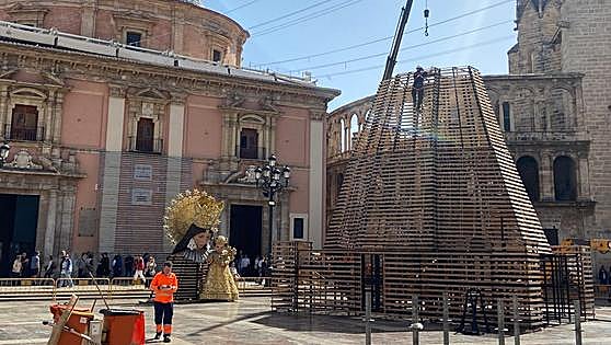 Retiran el cadafal de la Virgen de los Desamparados de la plaza
