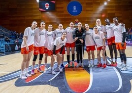 Raquel Carrera posa con sus compañeras antes de la semifinal frente al Estudiantes.