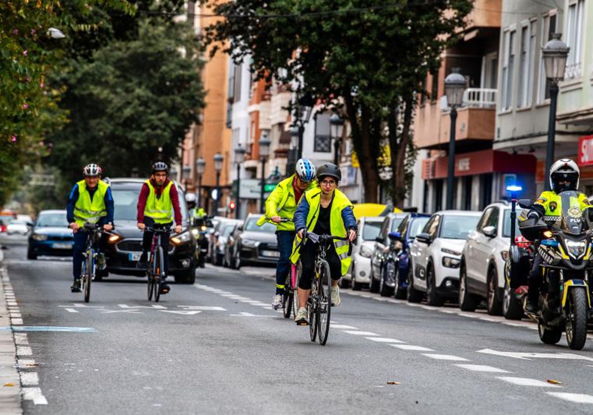 Los jueces que han homologado el cirucito de la 15K Valencia Abierta al Mar, escudados por agentes de la Policía Local.