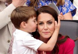 Kate Middleton junto a uno de sus hijos, en una imagen de archivo.