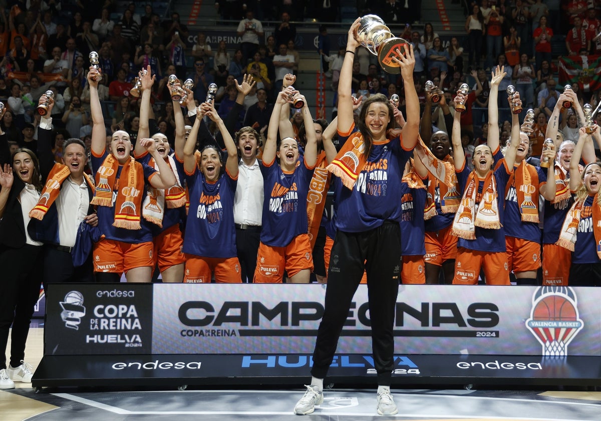 Raquel Carrera levanta el trofeo de la Copa de la Reina con una amplia sonrisa.