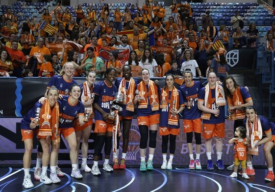El Valencia Basket posa con el trofeo de la Copa de la Reina junto a los aficionados presentes en Huelva.
