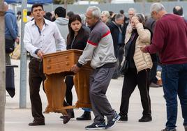 En el mercadillo se puede encontrar (casi) de todo, muebles incluidos.