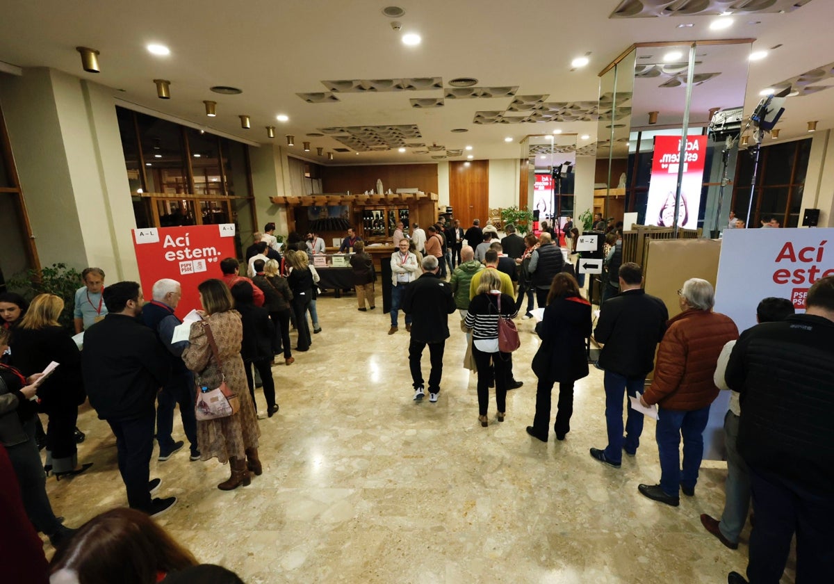 Colas de compromisarios para votar, anoche, la nueva ejecutiva.