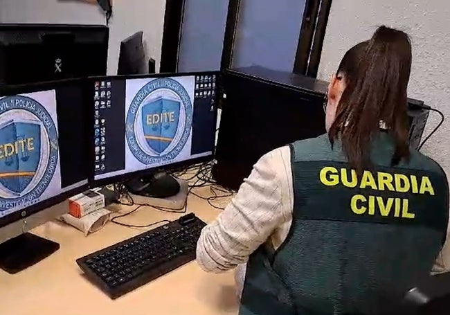 Una especialista en delitos tecnológicos trabaja en dependencias de la Guardia Civil de Valencia.