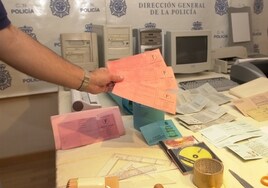 Falsificaciones de documentos de residencia confiscados por la Policía Nacional, en una imagen de archivo.