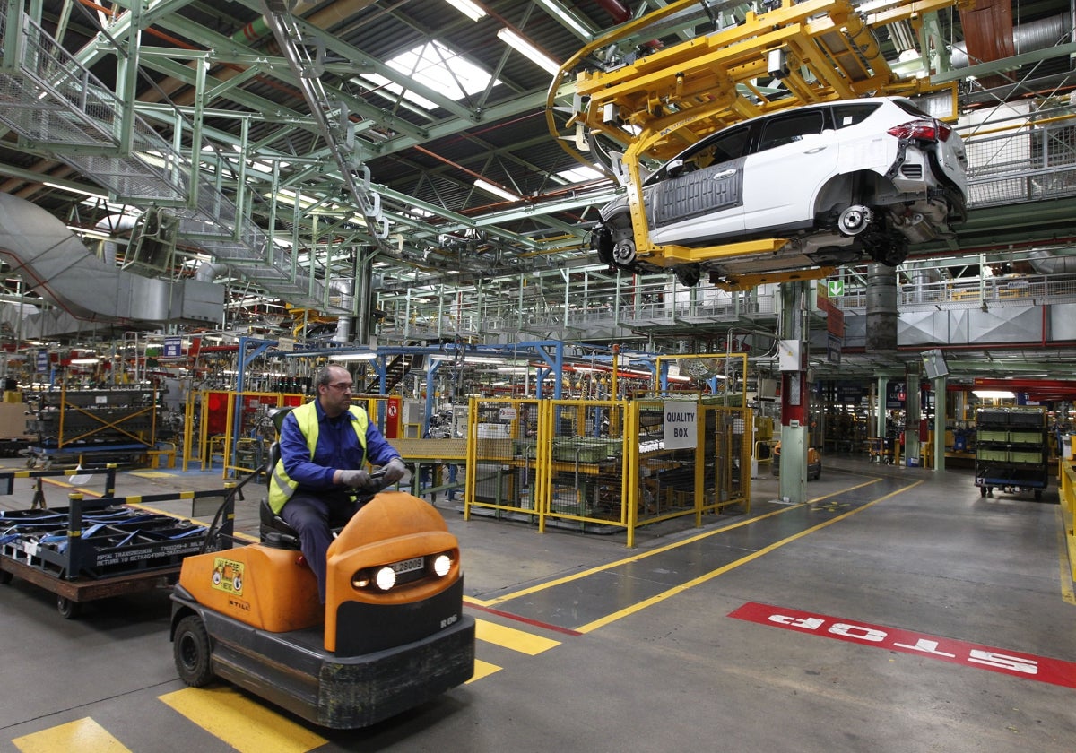 Un trabajador, en la factoría de Almussafes