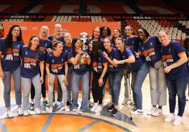 Celebración del Valencia Basket Femenino tras ganar la Copa de la Reina