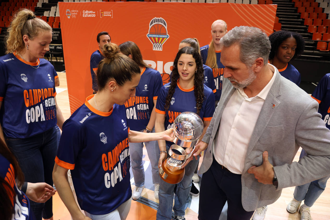 Celebración del Valencia Basket Femenino tras ganar la Copa de la Reina