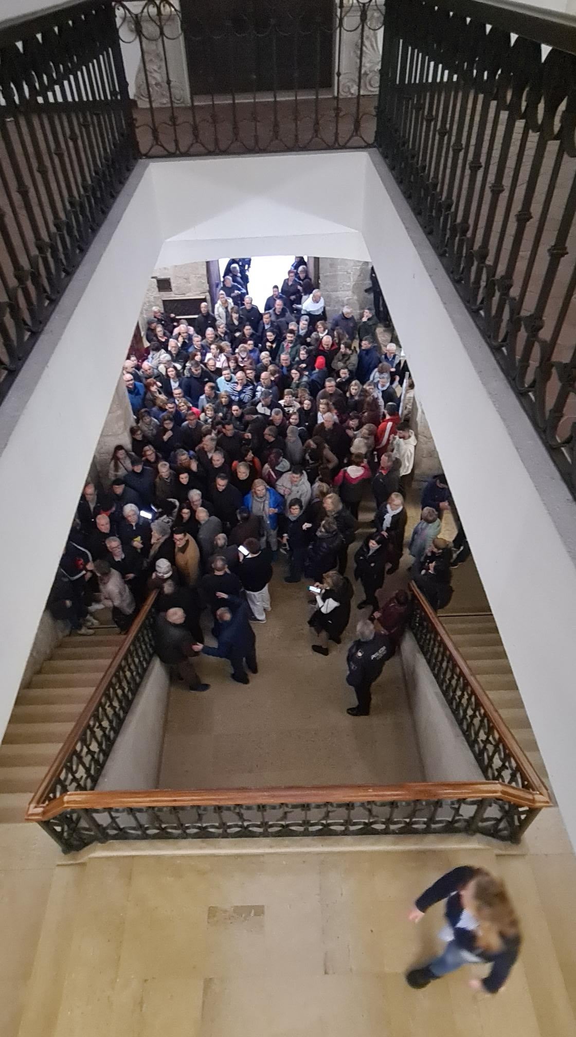 Decenas de personas esperando para adquirir las sillas.