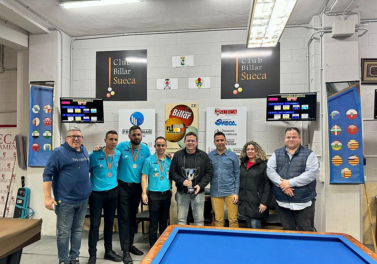 Miembros del equipo junto a las autoridades.