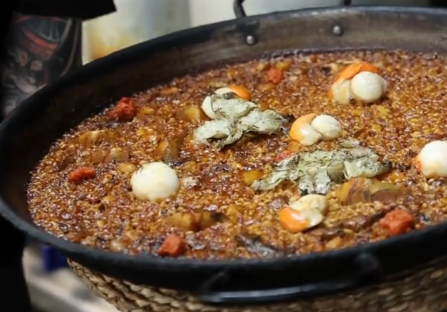 Arroz de puntillas, vieiras, alcachofas y sobrasada