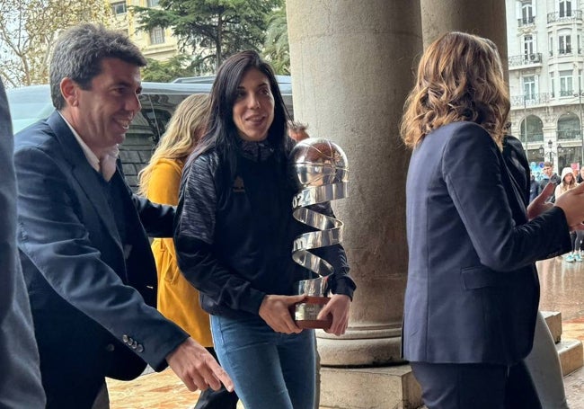 Carlos Mazón recibe a Cristina Ouviña con la Copa de la Reina