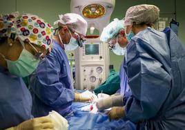 Los médicos durante la operación.