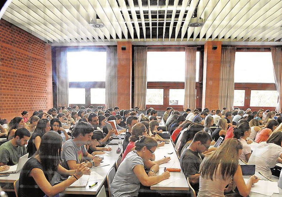 Alumnos en un aula de la universidad.