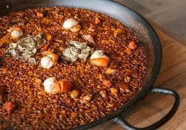 Arroz de puntillas, vieiras, alcachofas y sobrasada