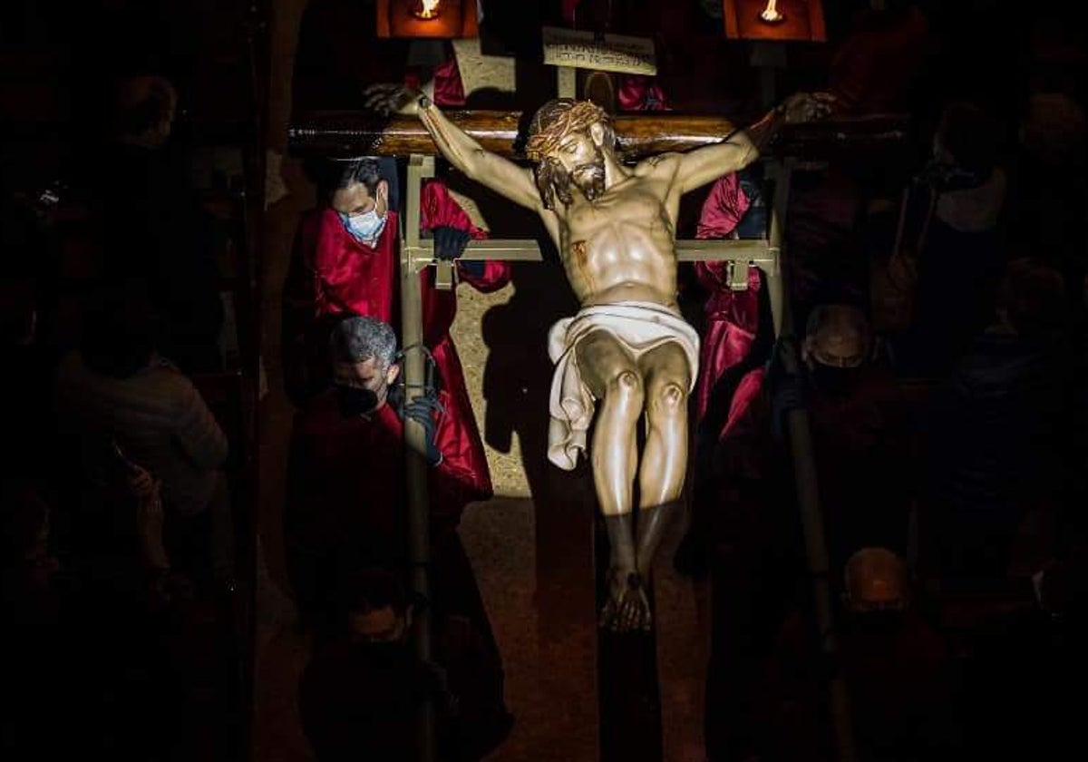 Bajada de un Cristo de la Semana Santa de Gandia.