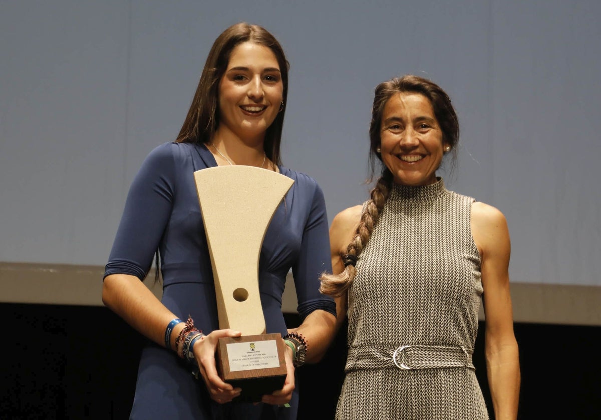 Claudia Lledó con su trofeo, junto a Lili Riva.