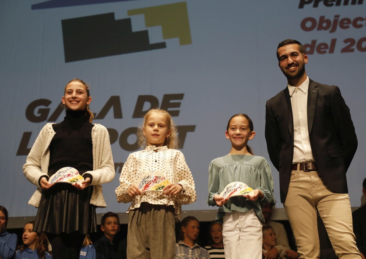 Imagen secundaria 1 - Fiamma Benítez y el tío de Pepelu con el edil de Deportes, premiadas en gimnasia rítmica y el portero José Iglesias. 