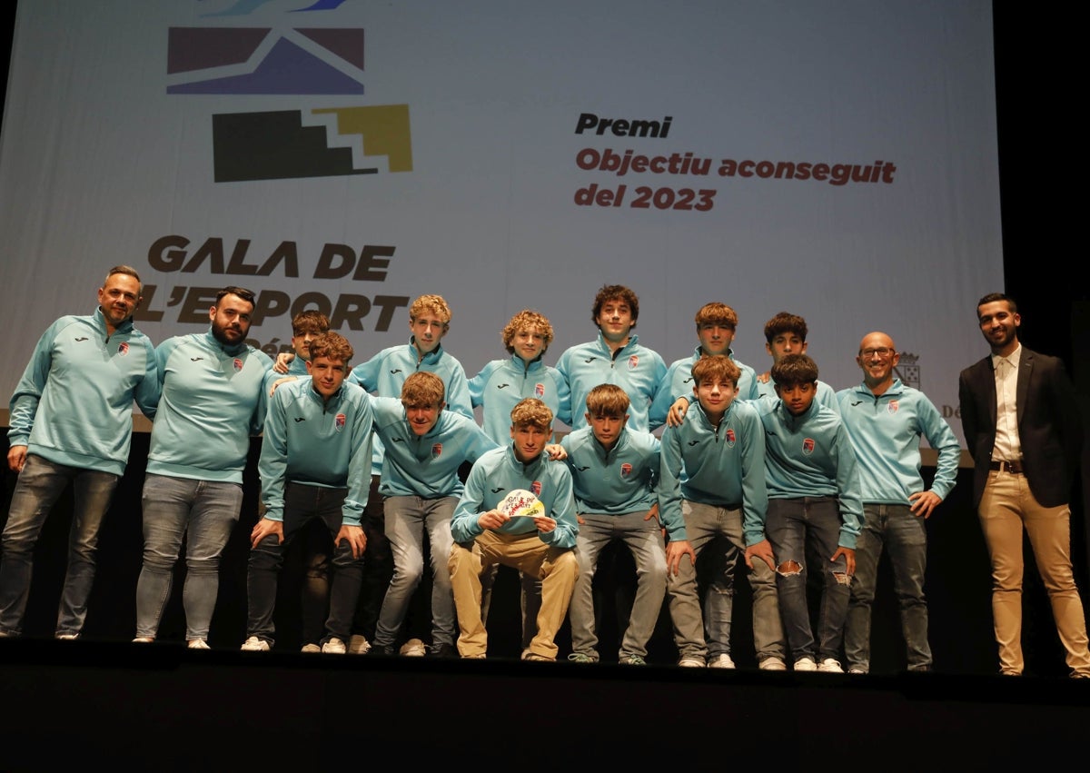 Imagen secundaria 1 - Todos los premiados con las autoridades, el equipo del Paidos Dénia e Irene y Henar Molina, del Levante UD.