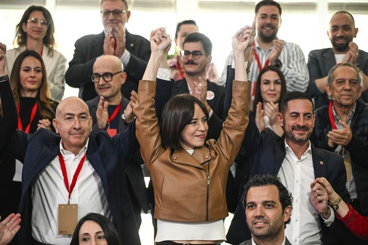 La nueva secretaria general de los socialistas valencianos la ministra de Ciencia, Innovación y Universidades Diana Morant, junto a Alejandro Soler y Carlos Fernández Bielsa en el congreso celebrado este domingo.