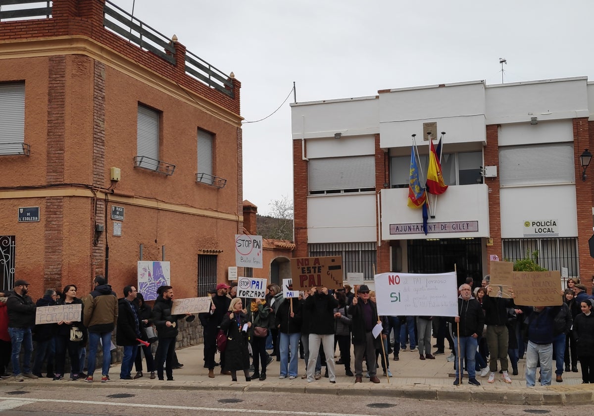 Concentración de vecinos en la puerta del Ayuntamiento de Gilet.