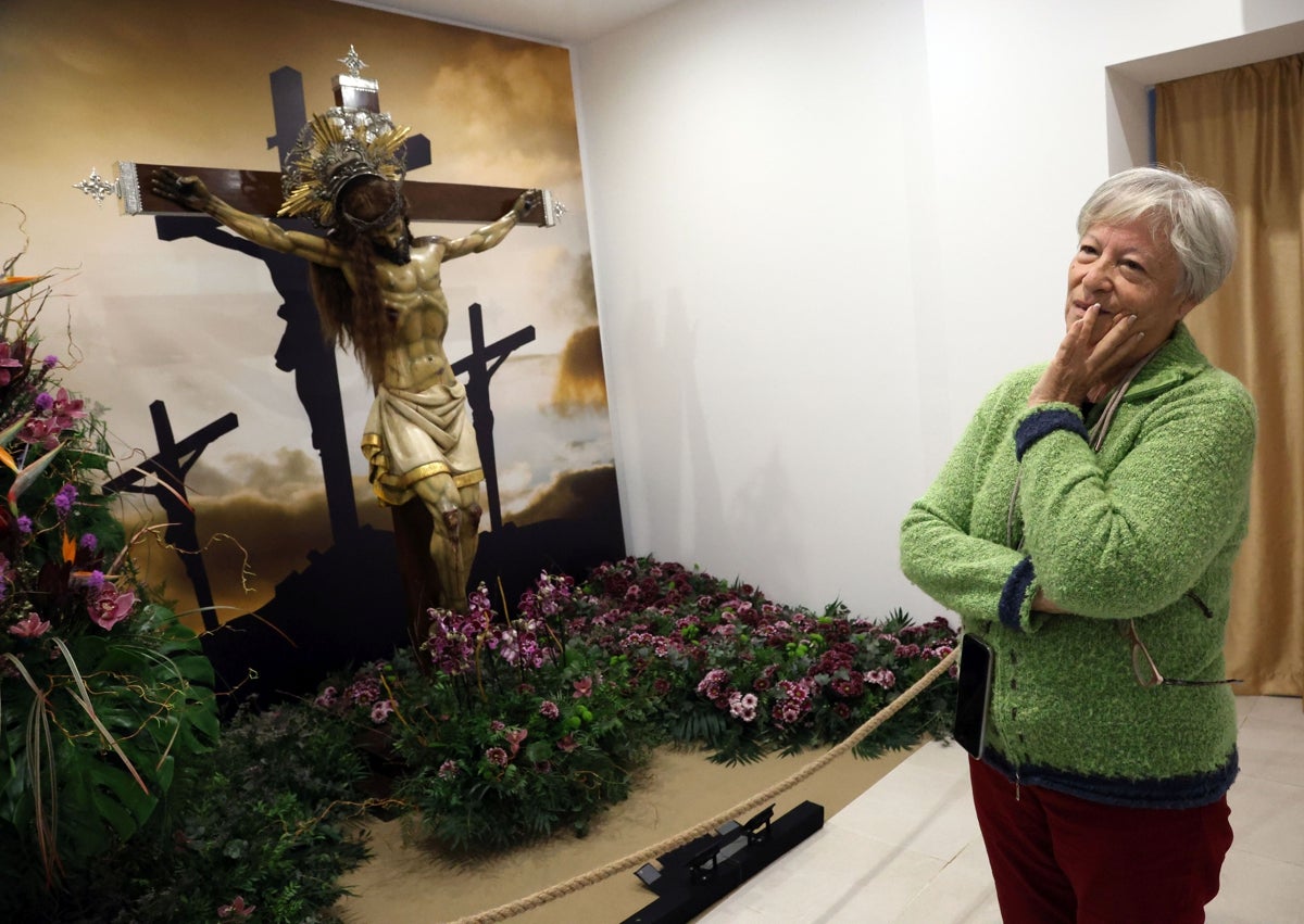 Imagen secundaria 1 - Imagen de la Dolorosa del Cabanyal y María Antonia Masiá y Ángela Milanés, junto al Cristo del Salvador.