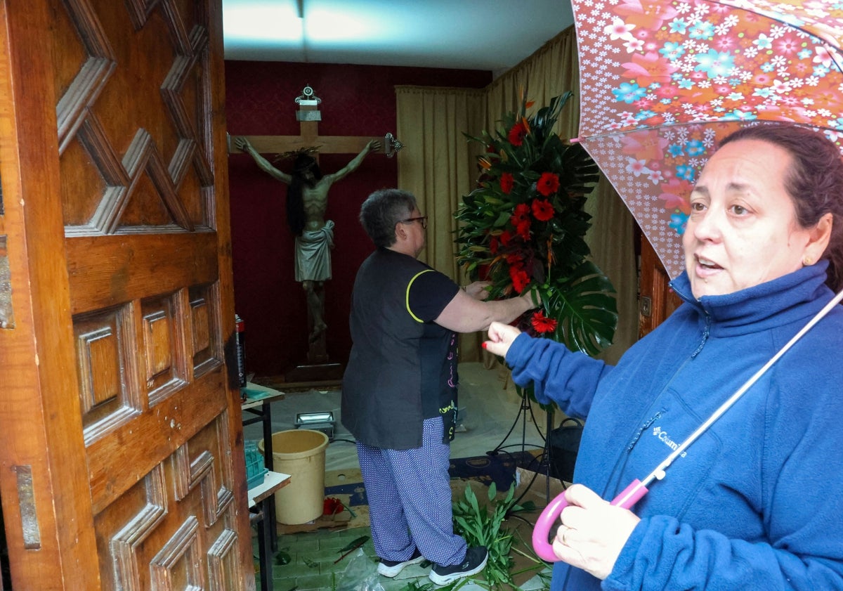 Imagen principal - Raquel Navarro, devota que tendrá al Cristo del Salvador y del Amparo, en el casal de Barraca-Columbretes, y la florista Maribel, de 'Tulipán', en el proceso de crear la decoración. 