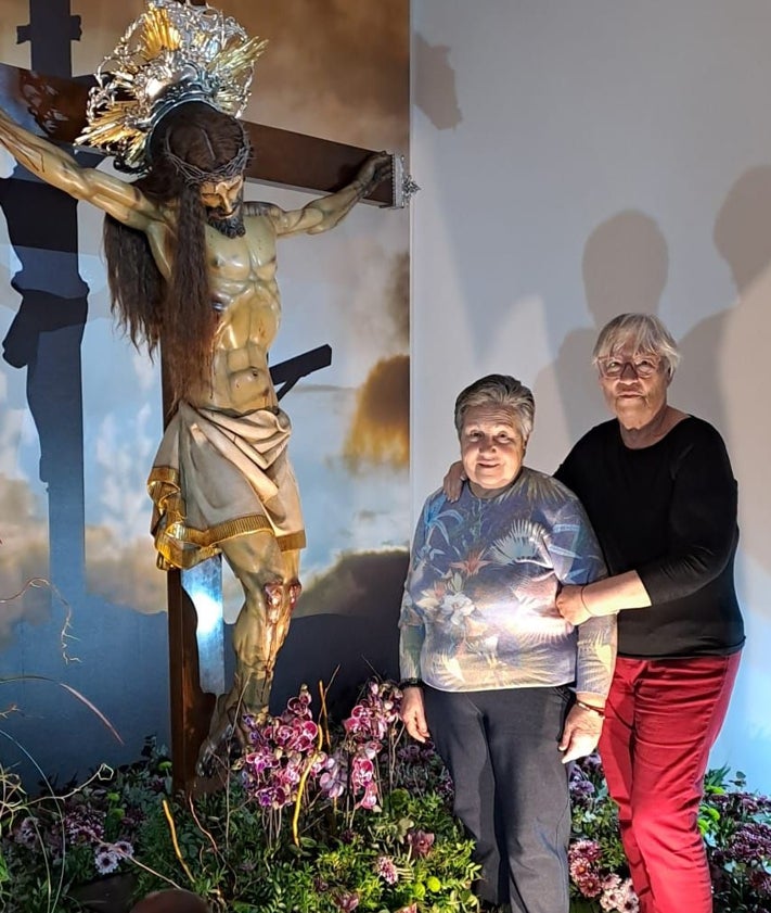 Imagen secundaria 2 - Imagen de la Dolorosa del Cabanyal y María Antonia Masiá y Ángela Milanés, junto al Cristo del Salvador.