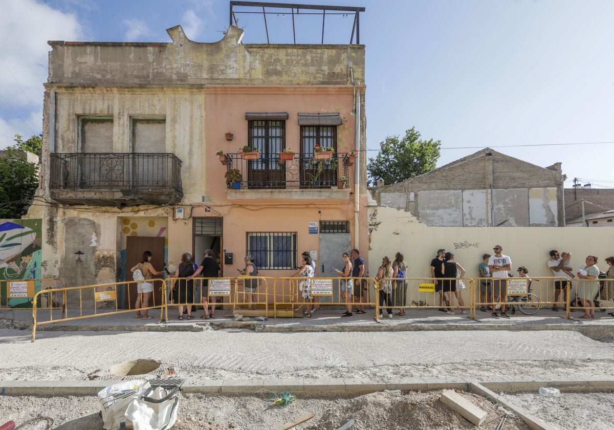 Visitas a las últimas viviendas subastadas en el Cabanyal.