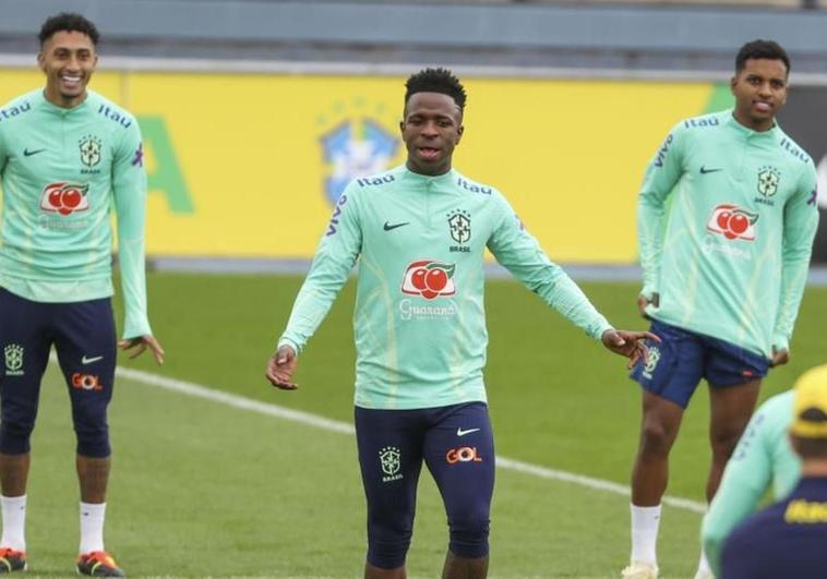 Vinicius entrena con Brasil.