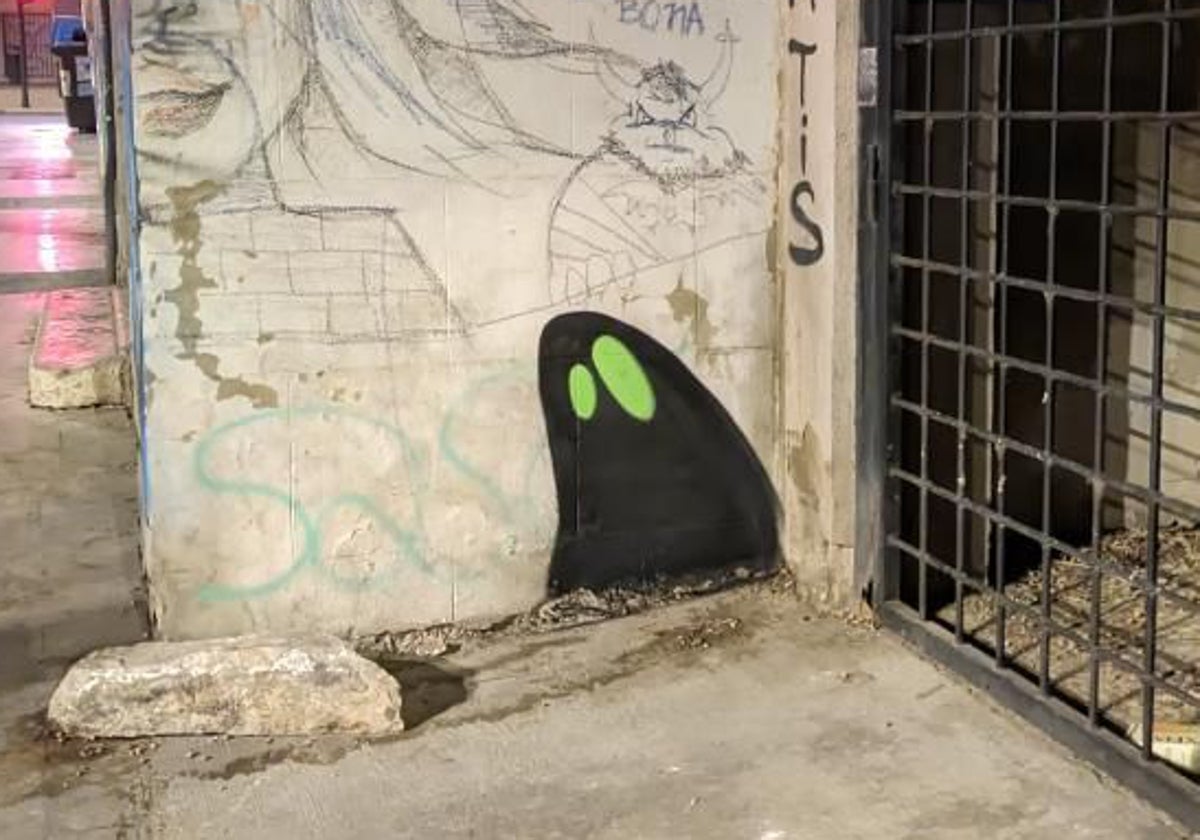 Un grafiti de las 500 sombras que han invadido Valencia.