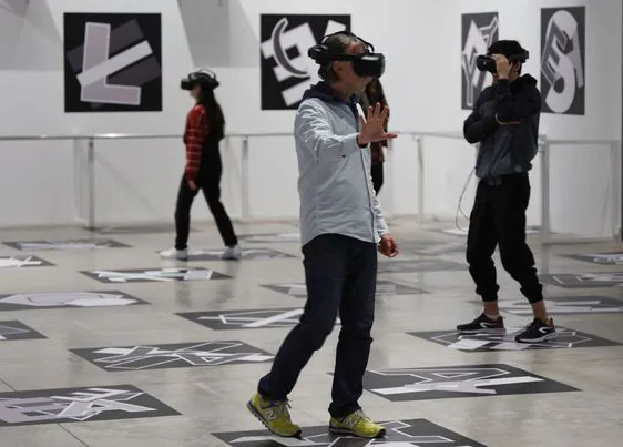 Visitantes de 'Dalí cibernético' portan gafas de realidad aumentada para recorrer la sala Metaverso en Bombas Gens.