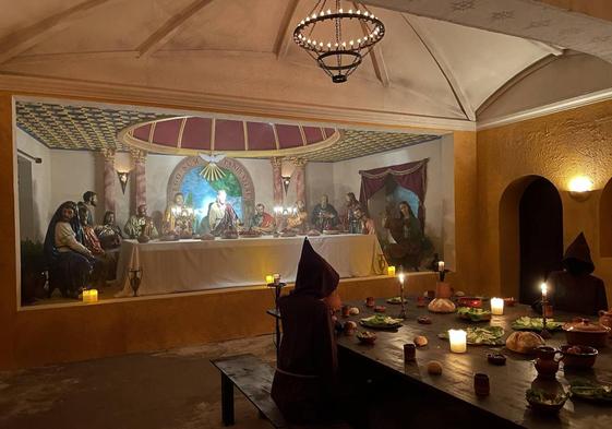 Dosel de la Santa Cena de 2024 que recrea un refectorio donde el paso simula estar pintado en la pared, en un guiño a la obra de Da Vinci.