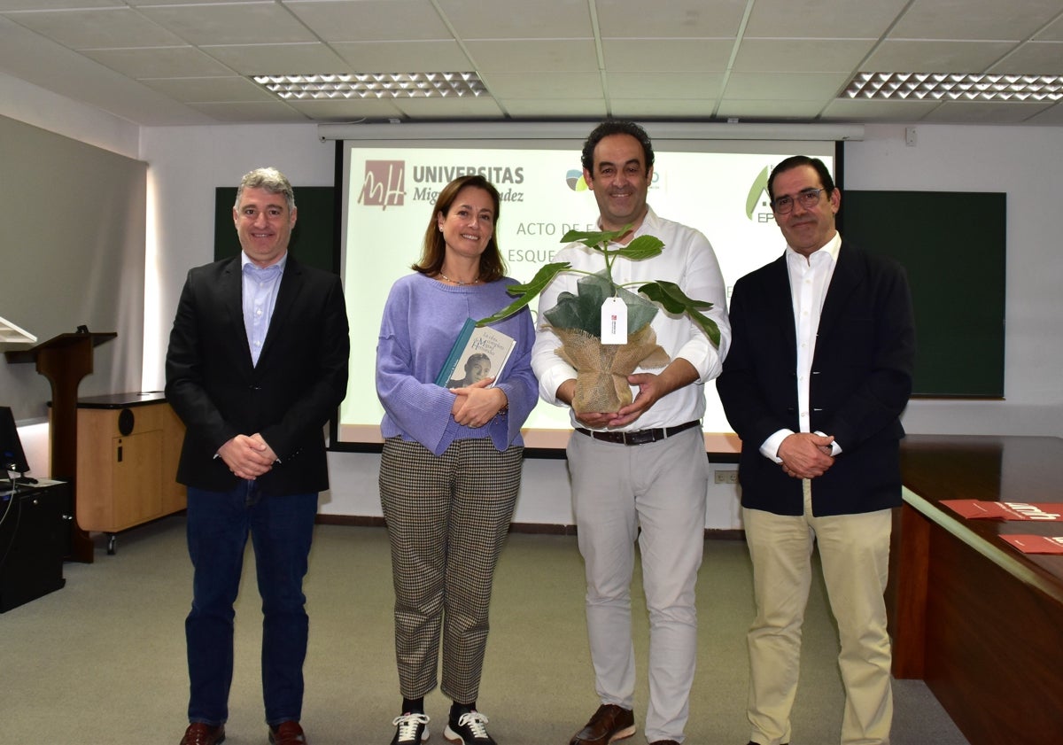 Imagen principal - Juan Martínez Tomé, miembro del consejo de gobierno de la Universidad Miguel Hernández, y el alcalde de Orihuela José Vergara, durante la entrega del esqueje. Fernando Sáenz en una masterclass que ofreció y el famoso helado de 'Sombra de higuera'.