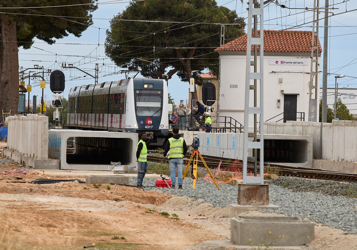 Obras en la parada de metro Fuente del Jarro.