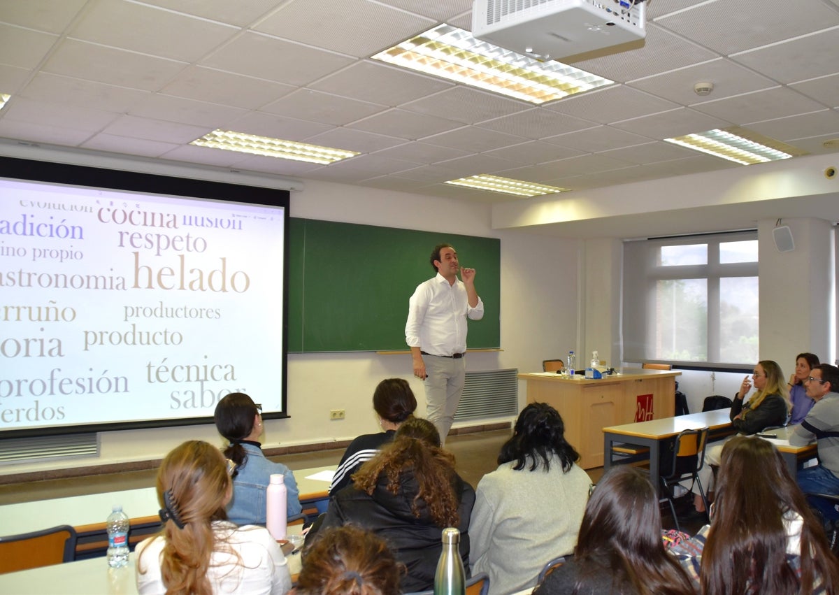 Imagen secundaria 1 - Juan Martínez Tomé, miembro del consejo de gobierno de la Universidad Miguel Hernández, y el alcalde de Orihuela José Vergara, durante la entrega del esqueje. Fernando Sáenz en una masterclass que ofreció y el famoso helado de 'Sombra de higuera'.