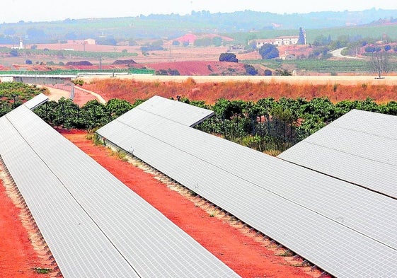 Una imagen de archivo de una planta fotovoltaica ajena a Renovalia.