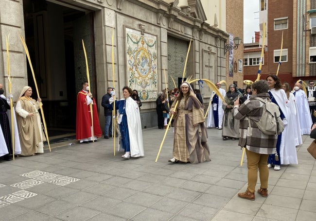 Procesión en el entorno de la iglesia de Nuestra Señora del Rosario, en el Canyamelar.