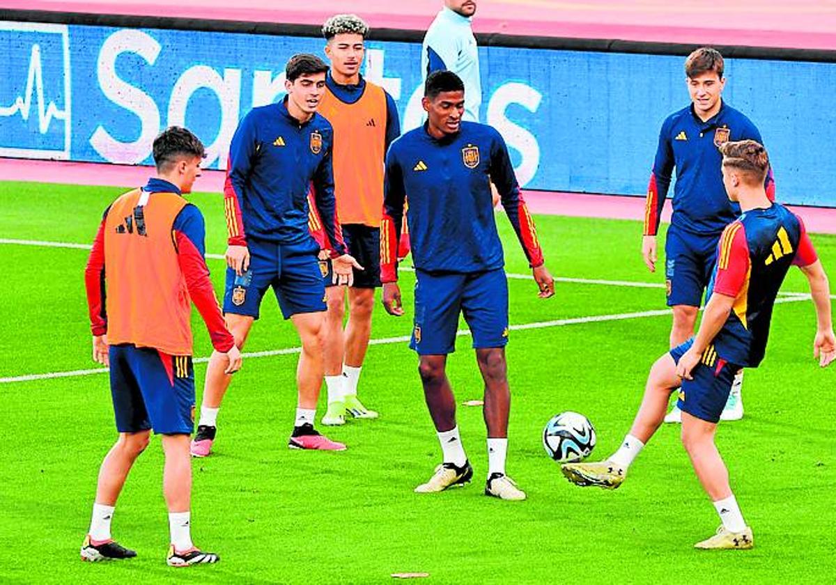 Mosquera, en el centro, en un entrenamiento de la sub-21.