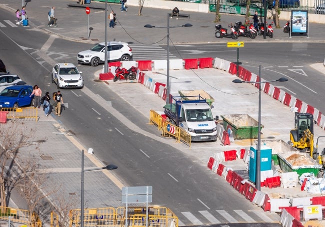 Los vallados de las obras dificultan el uso de ciertos carriles.