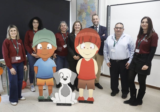 Los participantes en la presentación junto a Coe, Duca y el perrito Iguali.