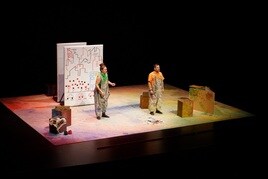 Un momento de la representación de la obra teatral 'Croma' en el Gran Teatre de Xàtiva.