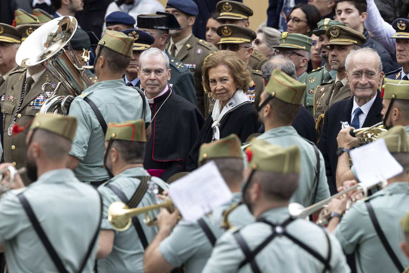 La Reina Sofía, Almeida y Antonio Banderas acuden al Traslado del Cristo de Mena