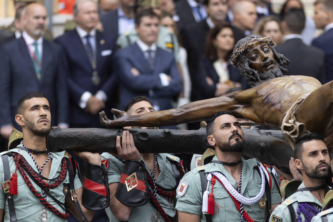 La Reina Sofía, Almeida y Antonio Banderas acuden al Traslado del Cristo de Mena