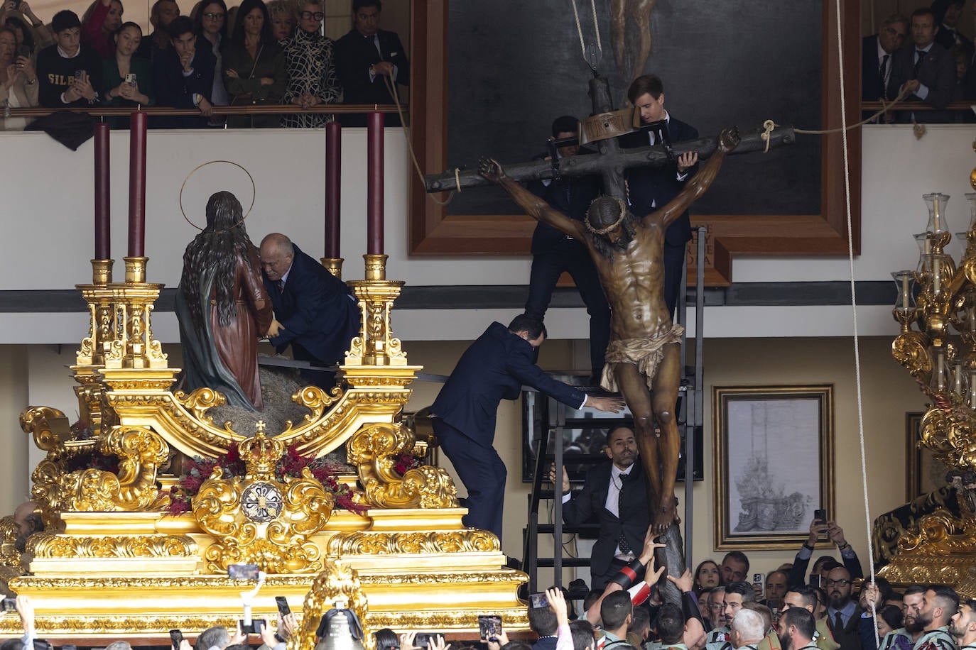 La Reina Sofía, Almeida y Antonio Banderas acuden al Traslado del Cristo de Mena