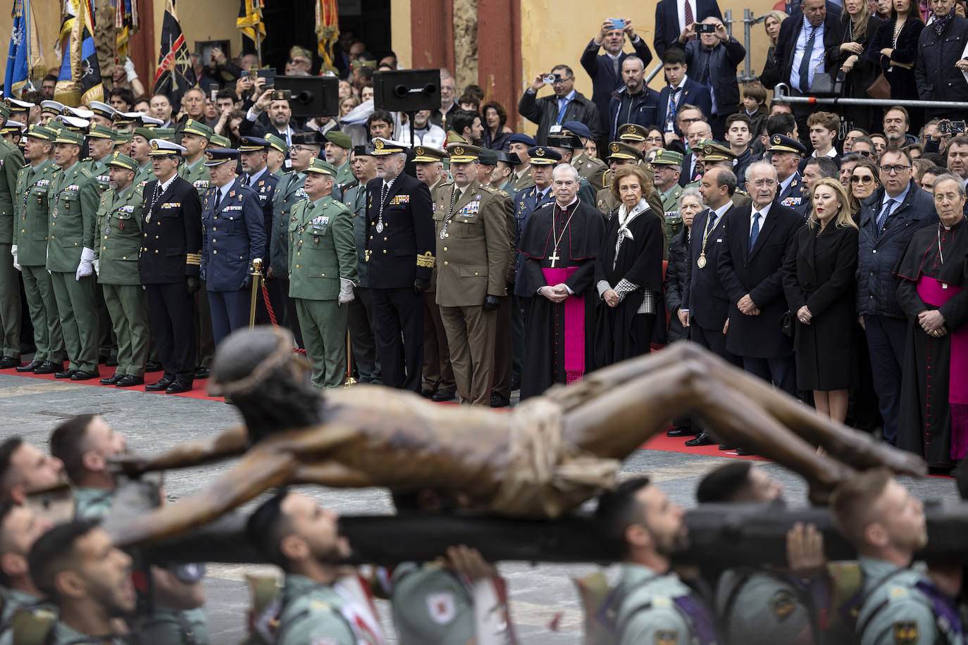 La Reina Sofía, Almeida y Antonio Banderas acuden al Traslado del Cristo de Mena