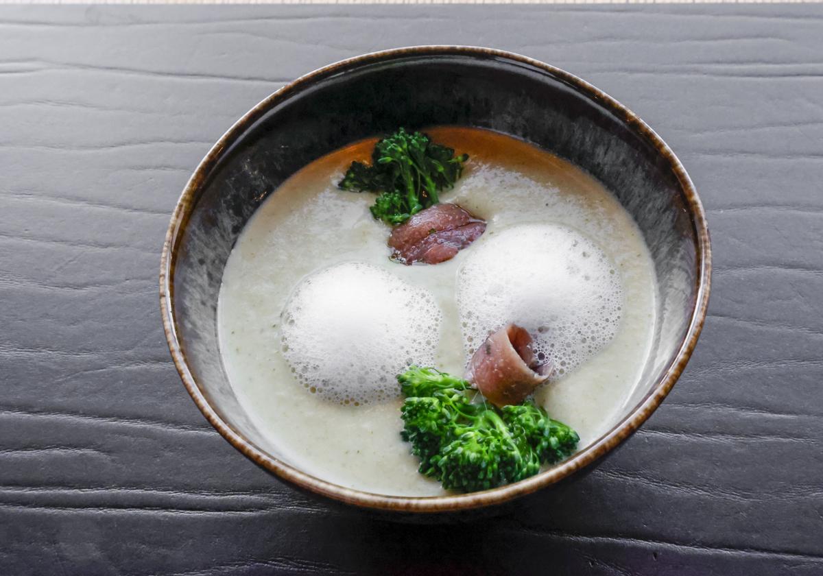 Plato de crema de bimi, alcachofas y aire de anchoas elaborado Fernando Viñuela, cocinero del restaurante Mamaguaja.