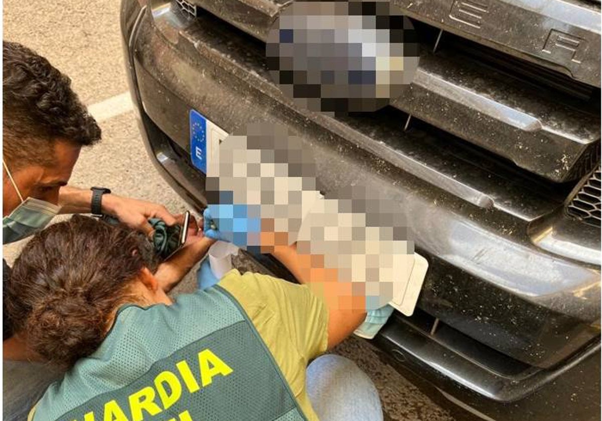 Los agentes de la Guardia Civil comprueban la matrícula del coche fugado.